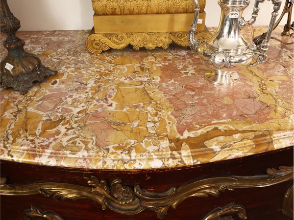 Grande cassettone in quercia scurita e bronzi dorati  - Asta Una casa fiorentina. Tra tradizione e modernit Le collezioni, i dipinti, gli arredi - III  - Associazione Nazionale - Case d'Asta italiane