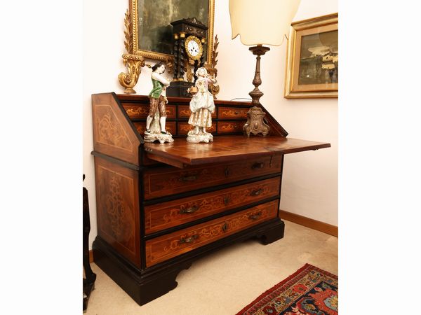 Cassettone a ribalta impiallacciato in noce, facente parte di una coppia  - Asta Una casa fiorentina. Tra tradizione e modernit Le collezioni, i dipinti, gli arredi - III  - Associazione Nazionale - Case d'Asta italiane