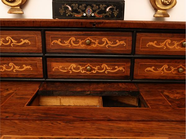 Cassettone a ribalta impiallacciato in noce, facente parte di una coppia  - Asta Una casa fiorentina. Tra tradizione e modernit Le collezioni, i dipinti, gli arredi - III  - Associazione Nazionale - Case d'Asta italiane