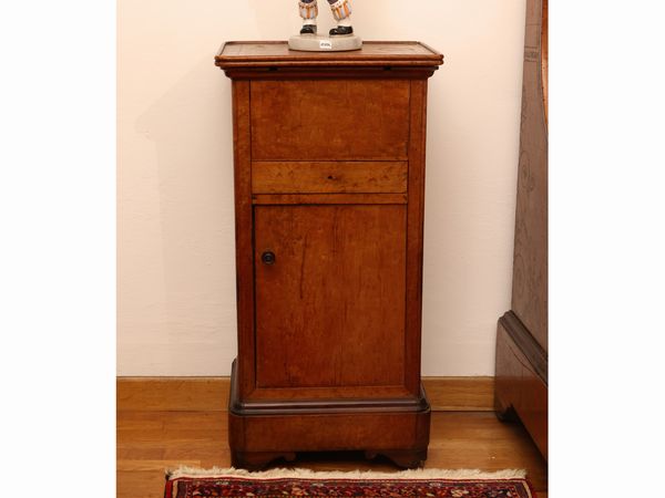 Comodino da centro impiallacciato in acero, Carlo X  - Asta Una casa fiorentina. Tra tradizione e modernit Le collezioni, i dipinti, gli arredi - III  - Associazione Nazionale - Case d'Asta italiane