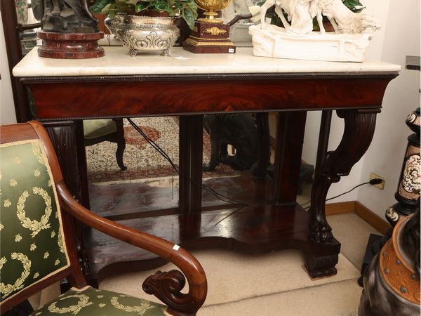 Console impiallacciata in piuma di mogano  - Asta Una casa fiorentina. Tra tradizione e modernit Le collezioni, i dipinti, gli arredi - III  - Associazione Nazionale - Case d'Asta italiane