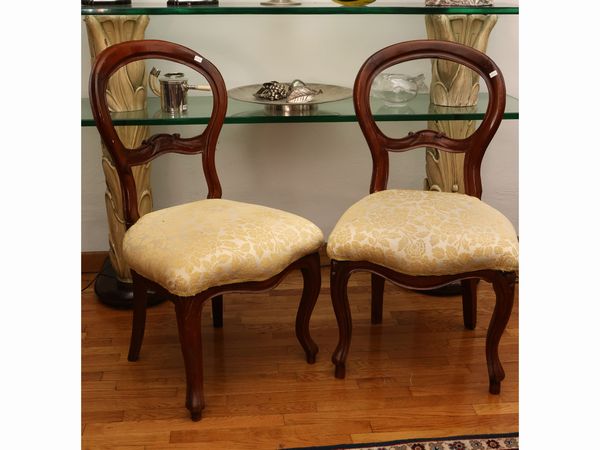Coppia di sedie in noce  - Asta Una casa fiorentina. Tra tradizione e modernit Le collezioni, i dipinti, gli arredi - III  - Associazione Nazionale - Case d'Asta italiane