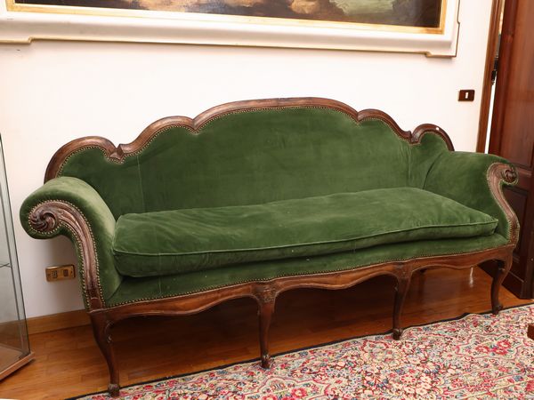 Divano in noce  - Asta Una casa fiorentina. Tra tradizione e modernit Le collezioni, i dipinti, gli arredi - III  - Associazione Nazionale - Case d'Asta italiane