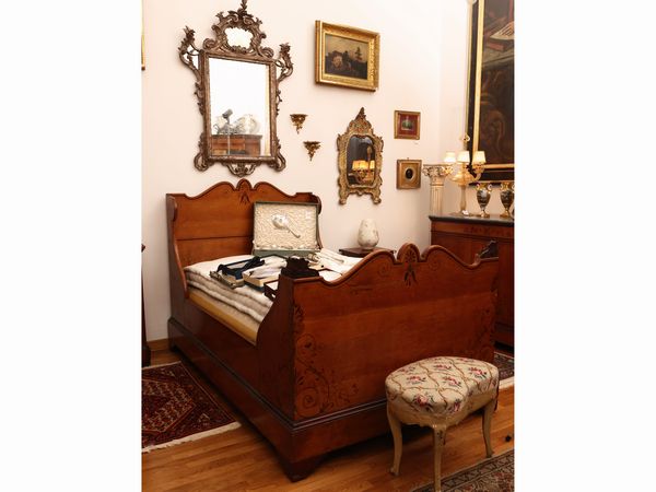 Letto singolo a barca impiallacciato in acero, Carlo X  - Asta Una casa fiorentina. Tra tradizione e modernit Le collezioni, i dipinti, gli arredi - III  - Associazione Nazionale - Case d'Asta italiane