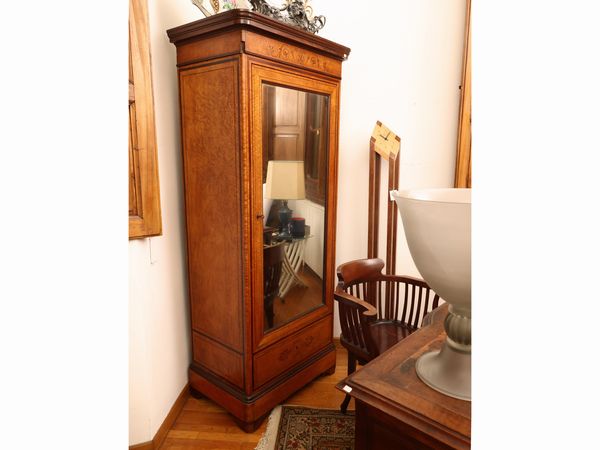 Piccolo armadio impiallacciato in acero, Carlo X  - Asta Una casa fiorentina. Tra tradizione e modernit Le collezioni, i dipinti, gli arredi - III  - Associazione Nazionale - Case d'Asta italiane