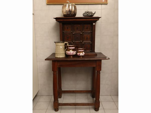 Piccolo stipo monetiere in noce  - Asta Una casa fiorentina. Tra tradizione e modernit Le collezioni, i dipinti, gli arredi - III  - Associazione Nazionale - Case d'Asta italiane