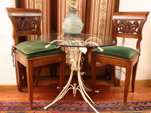 Serie di tre sedie da conversazione in noce  - Asta Una casa fiorentina. Tra tradizione e modernit Le collezioni, i dipinti, gli arredi - III  - Associazione Nazionale - Case d'Asta italiane