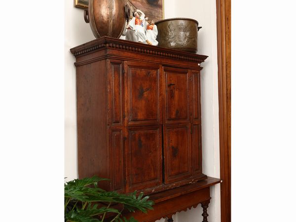 Stipo in noce  - Asta Una casa fiorentina. Tra tradizione e modernit Le collezioni, i dipinti, gli arredi - III  - Associazione Nazionale - Case d'Asta italiane