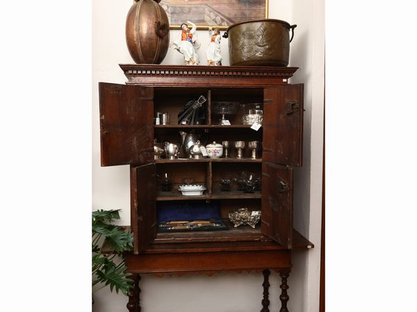 Stipo in noce  - Asta Una casa fiorentina. Tra tradizione e modernit Le collezioni, i dipinti, gli arredi - III  - Associazione Nazionale - Case d'Asta italiane