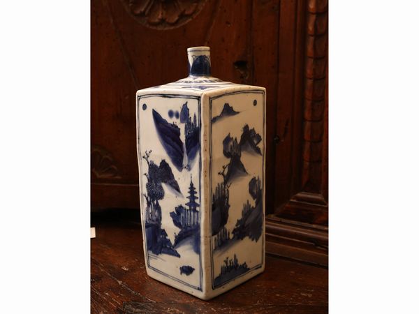 Bottiglia in porcellana  - Asta Una casa fiorentina. Tra tradizione e modernit Le collezioni, i dipinti, gli arredi - III  - Associazione Nazionale - Case d'Asta italiane