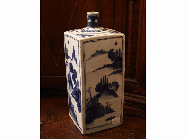 Bottiglia in porcellana  - Asta Una casa fiorentina. Tra tradizione e modernit Le collezioni, i dipinti, gli arredi - III  - Associazione Nazionale - Case d'Asta italiane