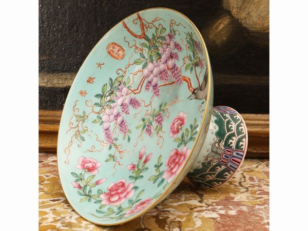 Alzata in porcellana con decoro a smalti policromi  - Asta Una casa fiorentina. Tra tradizione e modernit Le collezioni, i dipinti, gli arredi - III  - Associazione Nazionale - Case d'Asta italiane