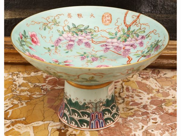 Alzata in porcellana con decoro a smalti policromi  - Asta Una casa fiorentina. Tra tradizione e modernit Le collezioni, i dipinti, gli arredi - III  - Associazione Nazionale - Case d'Asta italiane