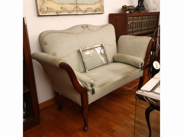 Divanetto campagnolo in noce  - Asta Una casa fiorentina. Tra tradizione e modernit Le collezioni, i dipinti, gli arredi - III  - Associazione Nazionale - Case d'Asta italiane