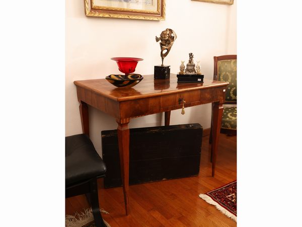 Tavolino scrittoio impiallacciato in ciliegio e altre essenze  - Asta Una casa fiorentina. Tra tradizione e modernit Le collezioni, i dipinti, gli arredi - III  - Associazione Nazionale - Case d'Asta italiane