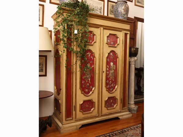 Armadio in legno laccato color crema e magenta  - Asta Una casa fiorentina. Tra tradizione e modernit Le collezioni, i dipinti, gli arredi - III  - Associazione Nazionale - Case d'Asta italiane