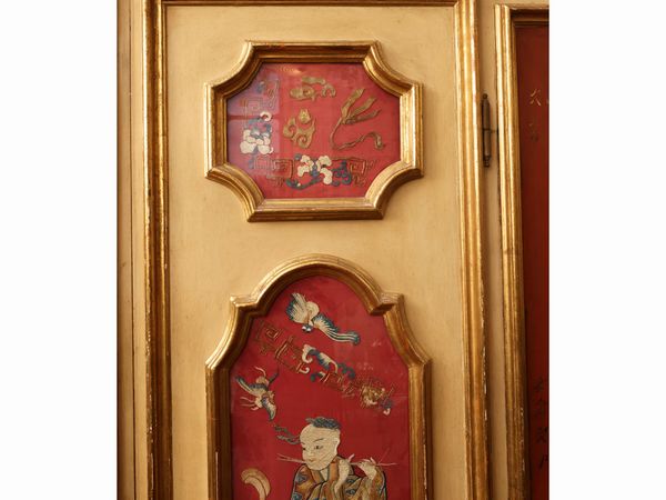 Armadio in legno laccato color crema e magenta  - Asta Una casa fiorentina. Tra tradizione e modernit Le collezioni, i dipinti, gli arredi - III  - Associazione Nazionale - Case d'Asta italiane