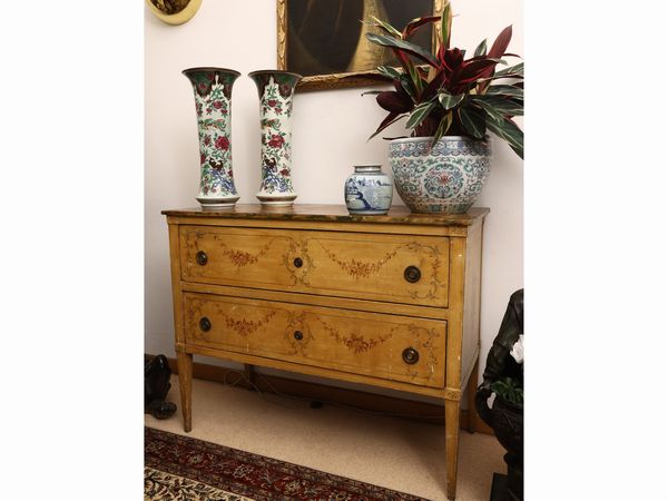 Cassettone in legno laccato color ocra  - Asta Una casa fiorentina. Tra tradizione e modernit Le collezioni, i dipinti, gli arredi - III  - Associazione Nazionale - Case d'Asta italiane