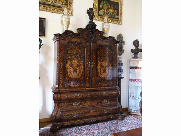 Grande credenza a due corpi di gusto fiammingo  - Asta Una casa fiorentina. Tra tradizione e modernit Le collezioni, i dipinti, gli arredi - III  - Associazione Nazionale - Case d'Asta italiane