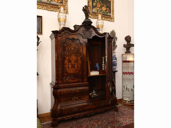 Grande credenza a due corpi di gusto fiammingo  - Asta Una casa fiorentina. Tra tradizione e modernit Le collezioni, i dipinti, gli arredi - III  - Associazione Nazionale - Case d'Asta italiane