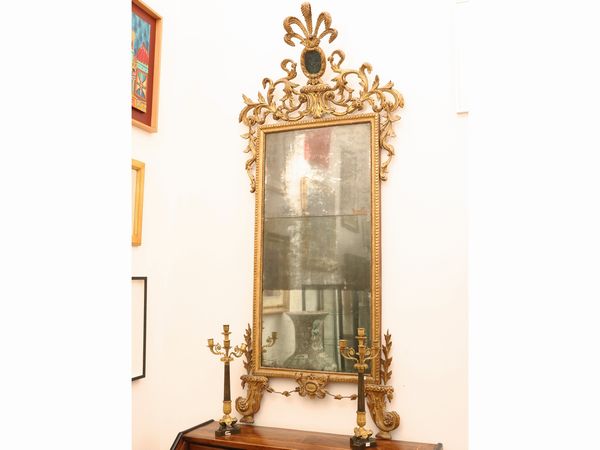 Specchiera con cornice in legno intagliato e dorato facente parte di una coppia  - Asta Una casa fiorentina. Tra tradizione e modernit Le collezioni, i dipinti, gli arredi - III  - Associazione Nazionale - Case d'Asta italiane