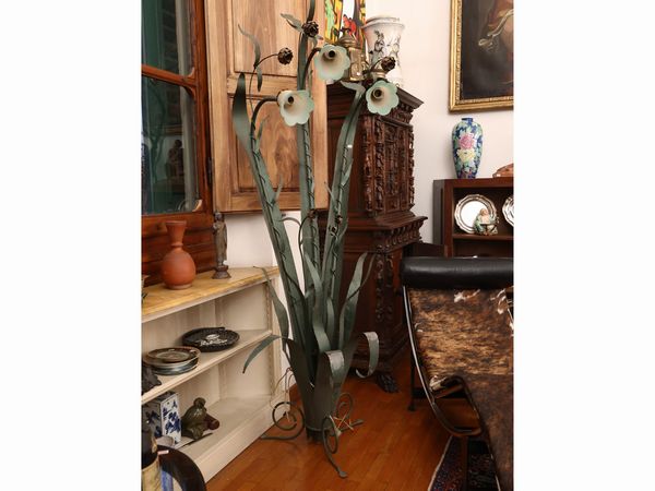 Grande lume da terra in ferro battuto  - Asta Una casa fiorentina. Tra tradizione e modernit Le collezioni, i dipinti, gli arredi - III  - Associazione Nazionale - Case d'Asta italiane