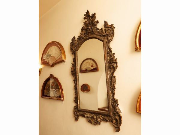 Specchiera con cornice in legno intagliato e dorato a mecca  - Asta Una casa fiorentina. Tra tradizione e modernit Le collezioni, i dipinti, gli arredi - III  - Associazione Nazionale - Case d'Asta italiane