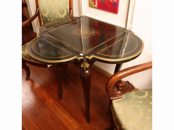 Tavolino a fazzoletto in mogano  - Asta Una casa fiorentina. Tra tradizione e modernit Le collezioni, i dipinti, gli arredi - III  - Associazione Nazionale - Case d'Asta italiane