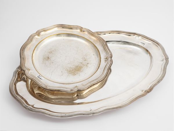 Due vassoi in metallo argentato  - Asta Una casa fiorentina. Tra tradizione e modernit Le collezioni, i dipinti, gli arredi - III  - Associazione Nazionale - Case d'Asta italiane