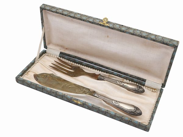 Coppia di posate da portata per pesce in metallo argentato  - Asta Una casa fiorentina. Tra tradizione e modernit Le collezioni, i dipinti, gli arredi - III  - Associazione Nazionale - Case d'Asta italiane