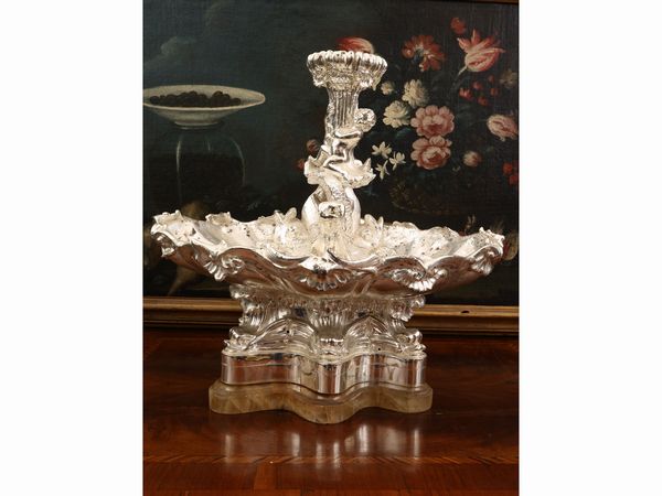 Grande centrotavola in metallo argentato  - Asta Una casa fiorentina. Tra tradizione e modernit Le collezioni, i dipinti, gli arredi - III  - Associazione Nazionale - Case d'Asta italiane