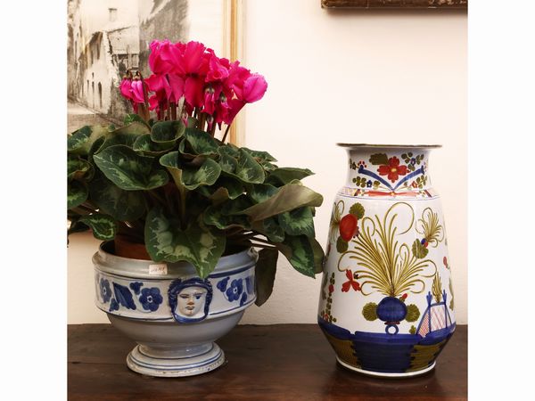 Due vasi in ceramica  - Asta Una casa fiorentina. Tra tradizione e modernit Le collezioni, i dipinti, gli arredi - III  - Associazione Nazionale - Case d'Asta italiane