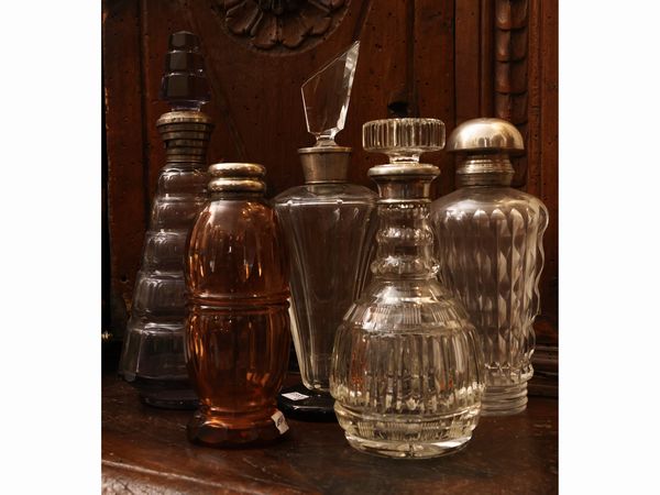 Cinque bottiglie da vino in vetro e cristallo rilegate in argento  - Asta Una casa fiorentina. Tra tradizione e modernit Le collezioni, i dipinti, gli arredi - III  - Associazione Nazionale - Case d'Asta italiane