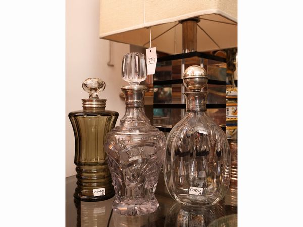 Tre bottiglie da vino in vetro e cristallo rilegate in argento  - Asta Una casa fiorentina. Tra tradizione e modernit Le collezioni, i dipinti, gli arredi - III  - Associazione Nazionale - Case d'Asta italiane