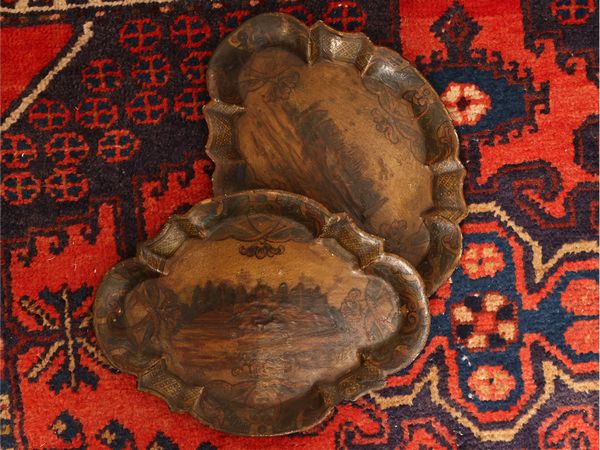 Due piccoli vassoi in legno laccato  - Asta Una casa fiorentina. Tra tradizione e modernit Le collezioni, i dipinti, gli arredi - III  - Associazione Nazionale - Case d'Asta italiane