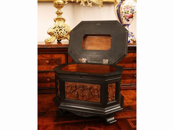 Scrigno in legno ebanizzato e bosso, Ebanista fiorentino della seconda met del XIX secolo  - Asta Una casa fiorentina. Tra tradizione e modernit Le collezioni, i dipinti, gli arredi - III  - Associazione Nazionale - Case d'Asta italiane