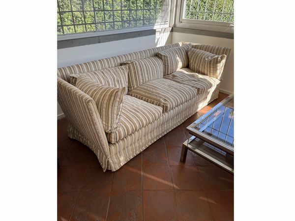 Divano a tre posti imbottito, facente parte di una coppia  - Asta Una casa fiorentina. Tra tradizione e modernit Le collezioni, i dipinti, gli arredi - III  - Associazione Nazionale - Case d'Asta italiane