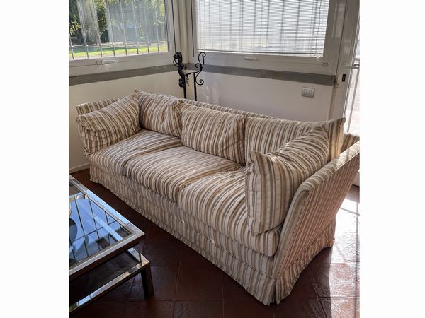 Divano a tre posti imbottito, facente parte di una coppia  - Asta Una casa fiorentina. Tra tradizione e modernit Le collezioni, i dipinti, gli arredi - III  - Associazione Nazionale - Case d'Asta italiane