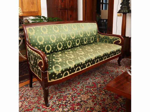 Divano e coppia di poltrone in mogano, facenti parte di un finimento  - Asta Una casa fiorentina. Tra tradizione e modernit Le collezioni, i dipinti, gli arredi - III  - Associazione Nazionale - Case d'Asta italiane