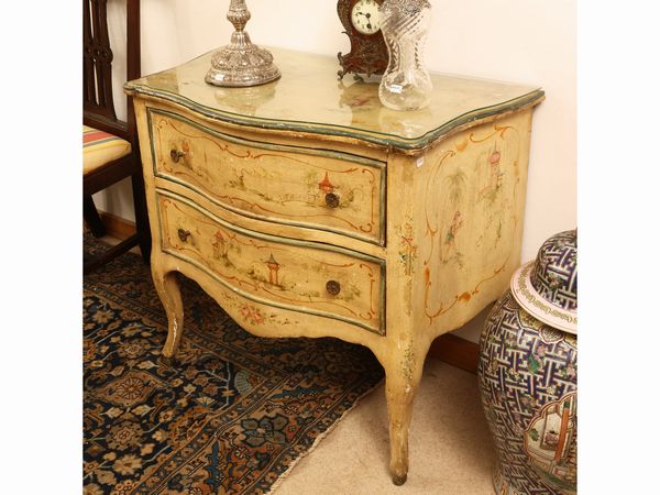 Coppia di piccoli cassettoni in legno laccato color crema  - Asta Una casa fiorentina. Tra tradizione e modernit Le collezioni, i dipinti, gli arredi - III  - Associazione Nazionale - Case d'Asta italiane