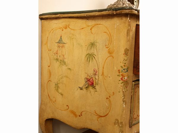 Coppia di piccoli cassettoni in legno laccato color crema  - Asta Una casa fiorentina. Tra tradizione e modernit Le collezioni, i dipinti, gli arredi - III  - Associazione Nazionale - Case d'Asta italiane