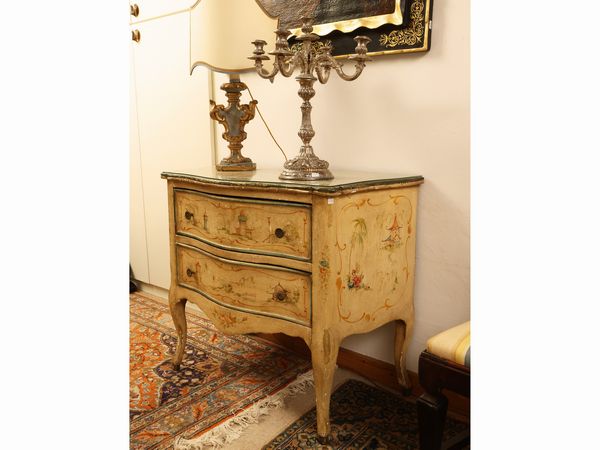 Coppia di piccoli cassettoni in legno laccato color crema  - Asta Una casa fiorentina. Tra tradizione e modernit Le collezioni, i dipinti, gli arredi - III  - Associazione Nazionale - Case d'Asta italiane