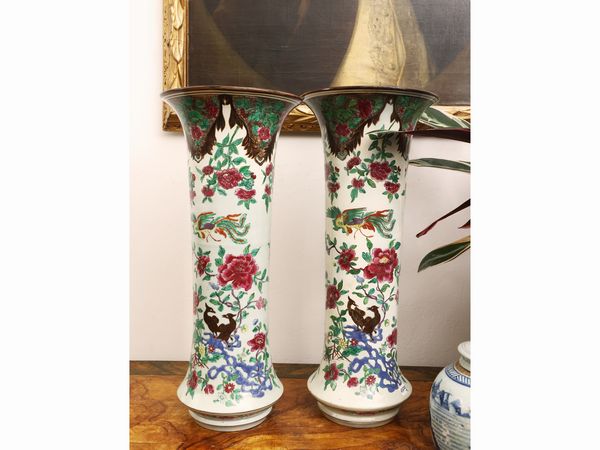 Coppia di vasi a tromba in porcellana  - Asta Una casa fiorentina. Tra tradizione e modernit� Le collezioni, i dipinti, gli arredi - III  - Associazione Nazionale - Case d'Asta italiane