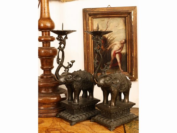 Coppia di candelieri zoomorfi in bronzo  - Asta Una casa fiorentina. Tra tradizione e modernit Le collezioni, i dipinti, gli arredi - III  - Associazione Nazionale - Case d'Asta italiane