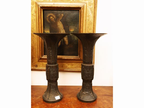 Coppia di vasi Gu in bronzo  - Asta Una casa fiorentina. Tra tradizione e modernit Le collezioni, i dipinti, gli arredi - III  - Associazione Nazionale - Case d'Asta italiane