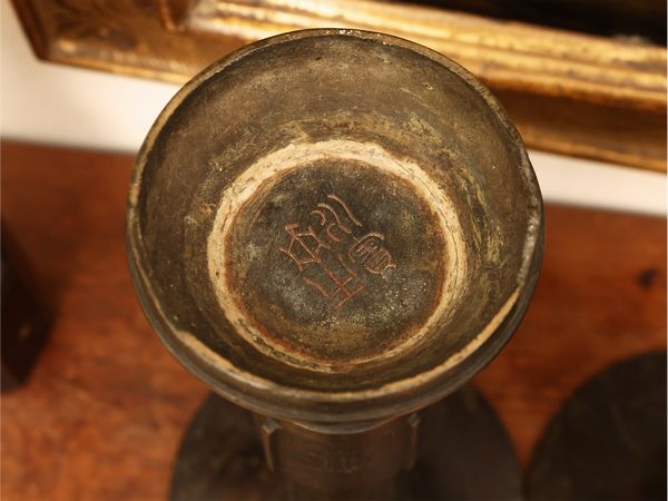 Coppia di vasi Gu in bronzo  - Asta Una casa fiorentina. Tra tradizione e modernit Le collezioni, i dipinti, gli arredi - III  - Associazione Nazionale - Case d'Asta italiane