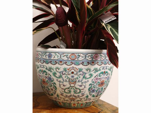 Grande cachepot in porcellana con decoro a smalti policromi  - Asta Una casa fiorentina. Tra tradizione e modernit Le collezioni, i dipinti, gli arredi - III  - Associazione Nazionale - Case d'Asta italiane