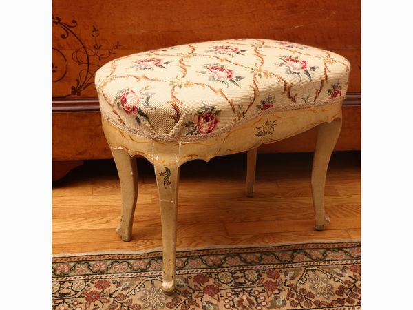 Sgabello in legno laccato color crema  - Asta Una casa fiorentina. Tra tradizione e modernit Le collezioni, i dipinti, gli arredi - III  - Associazione Nazionale - Case d'Asta italiane