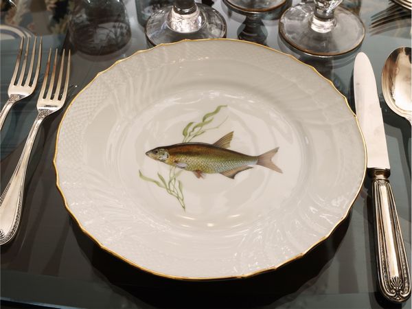 Serie di dodici piatti da pesce in porcellana, Richard Ginori  - Asta Una casa fiorentina. Tra tradizione e modernit Le collezioni, i dipinti, gli arredi - III  - Associazione Nazionale - Case d'Asta italiane