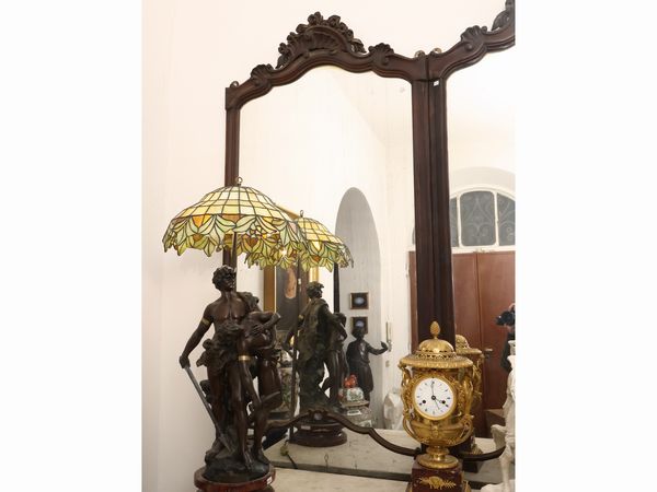 Alta specchiera fondo sala con cornice in legno tenero  - Asta Una casa fiorentina. Tra tradizione e modernit Le collezioni, i dipinti, gli arredi - III  - Associazione Nazionale - Case d'Asta italiane